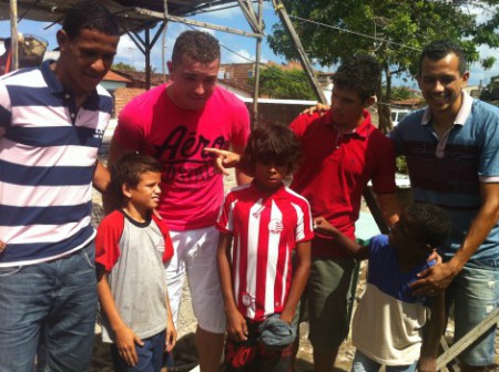 Jogadores de Náutico, Santa Cruz e Sport levam alegria para crianças de Saramandaia